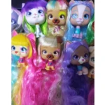 Set de tres muñecas VIP Pets con rostros estilizados, ojos grandes y melenas largas de colores vibrantes como morado, amarillo, rosa y azul brillante.
