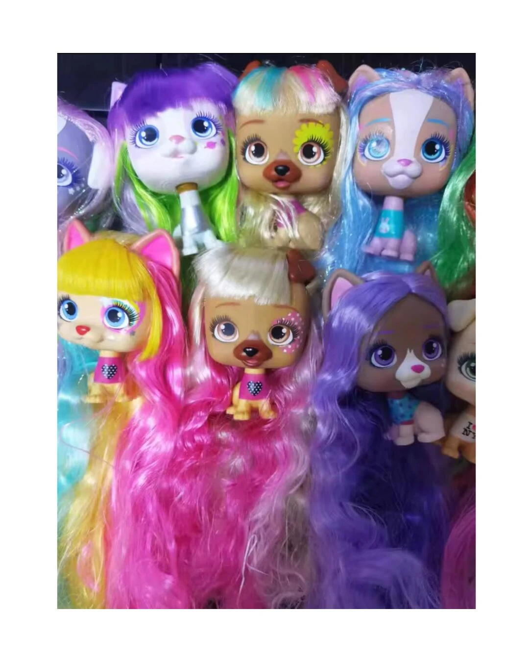 Set de tres muñecas VIP Pets con rostros estilizados, ojos grandes y melenas largas de colores vibrantes como morado, amarillo, rosa y azul brillante.