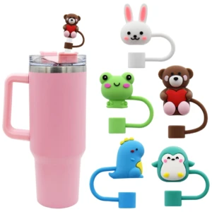 Taza térmica rosa con asa y set de 5 tapas de silicón para popote: oso, conejo, rana, dinosaurio y pingüino.