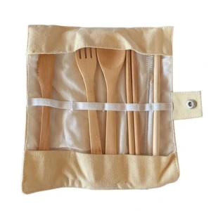 Estuche de tela enrollable beige con cubiertos de bambú: tenedor, cuchara, dos palillos, cepillo para pajilla y una pajilla.