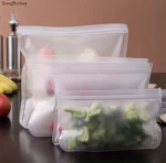 Set de 5 bolsas Ziploc de silicona reutilizables translúcidas con brócoli y plátano.