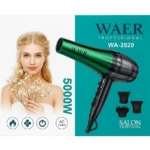 Secador de cabello profesional WAER WA-2920 verde de 5000W con motor AC, incluye dos boquillas concentradoras y un difusor sobre caja con modelo.