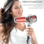 Mujer sonriente secándose el cabello con un secador profesional de cuerpo transparente y motor visible, con diseño de boquilla roja y alta potencia.