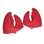 Par de guantes de cocina de silicona roja con forma de pinza de cangrejo, con superficie antideslizante y orificio para colgar en cada pieza.