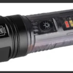 Linterna LED recargable negra y transparente con indicador de carga y zoom rotatorio.