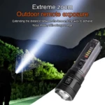 Linterna LED negra con zoom de exposición remota, ideal para exteriores, con barra indicadora de carga.