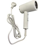 Secador de cabello iónico compacto color blanco con diseño ergonómico minimalista, incluye cable de alimentación largo con enchufe y dos interruptores.