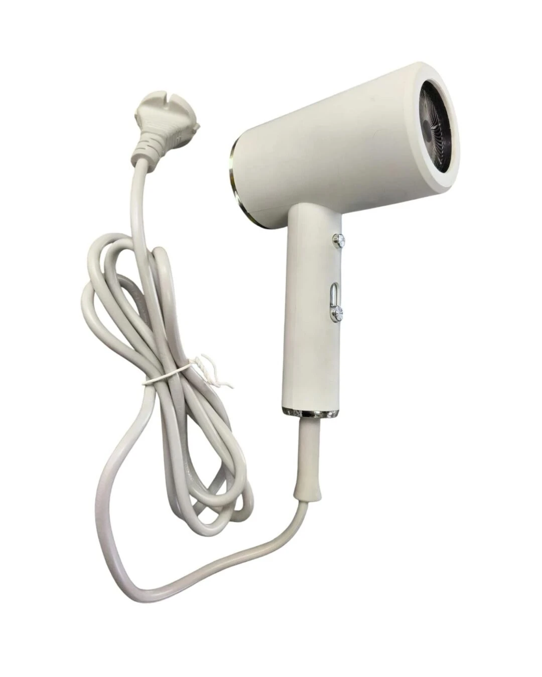 Secador de cabello iónico compacto color blanco con diseño ergonómico minimalista, incluye cable de alimentación largo con enchufe y dos interruptores.
