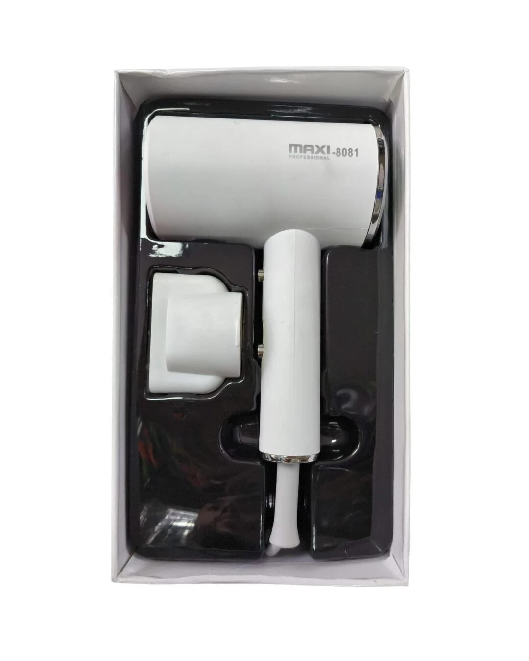 Secador de cabello iónico compacto color blanco modelo MAXI-8081 con boquilla concentradora en empaque organizador de plástico negro.