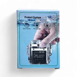 Encendedor plasma tipo C, impermeable IP56 con linterna y display de carga, dentro de caja con agua y mano sumergida.