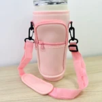 Estuche rosa de neopreno con asa y bolsillo con cremallera para termo Stanley.