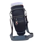 Estuche negro de neopreno para termo Stanley, con bolsillo frontal con cremallera y correa ajustable para transportar.