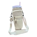 Estuche de neopreno crema para termo Stanley, con bolsa frontal con cremallera y asa ajustable.