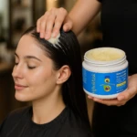 Mujer recibe mascarilla capilar Hydromask, aplicación en cabello mojado.