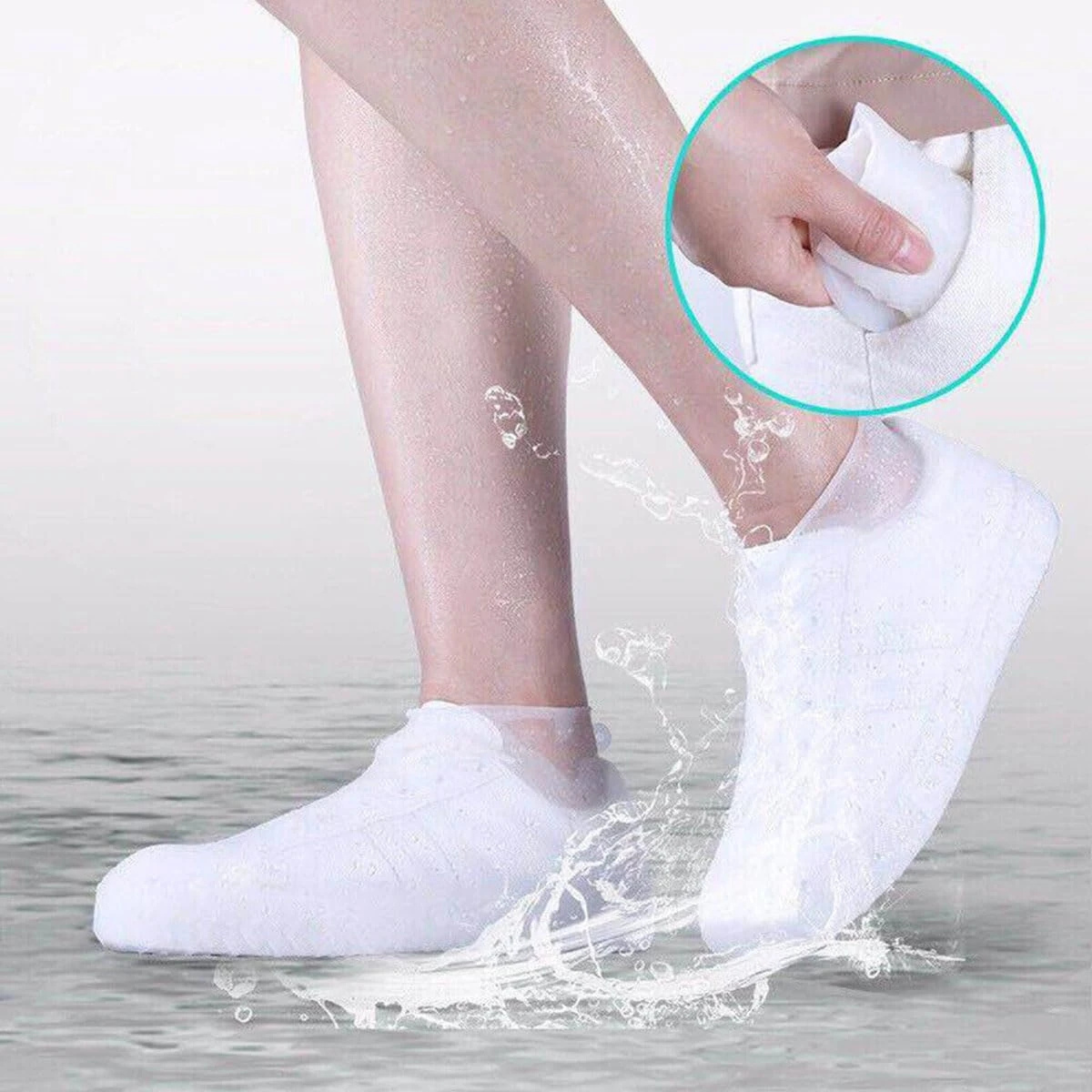 Zapato protector de silicona blanca impermeable sobre pie, diseñado para cubrir calzado bajo la lluvia, con detalle de material flexible en mano.