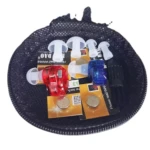 Estuche negro con amplificador de sonido rojo, azul y accesorios: tapones, baterías y cepillo.