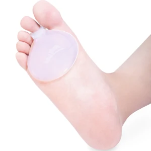 Almohadilla metatarsiana ortopédica de silicona transparente puesta en la planta del pie para reducir el dolor y mejorar la pisada al caminar.