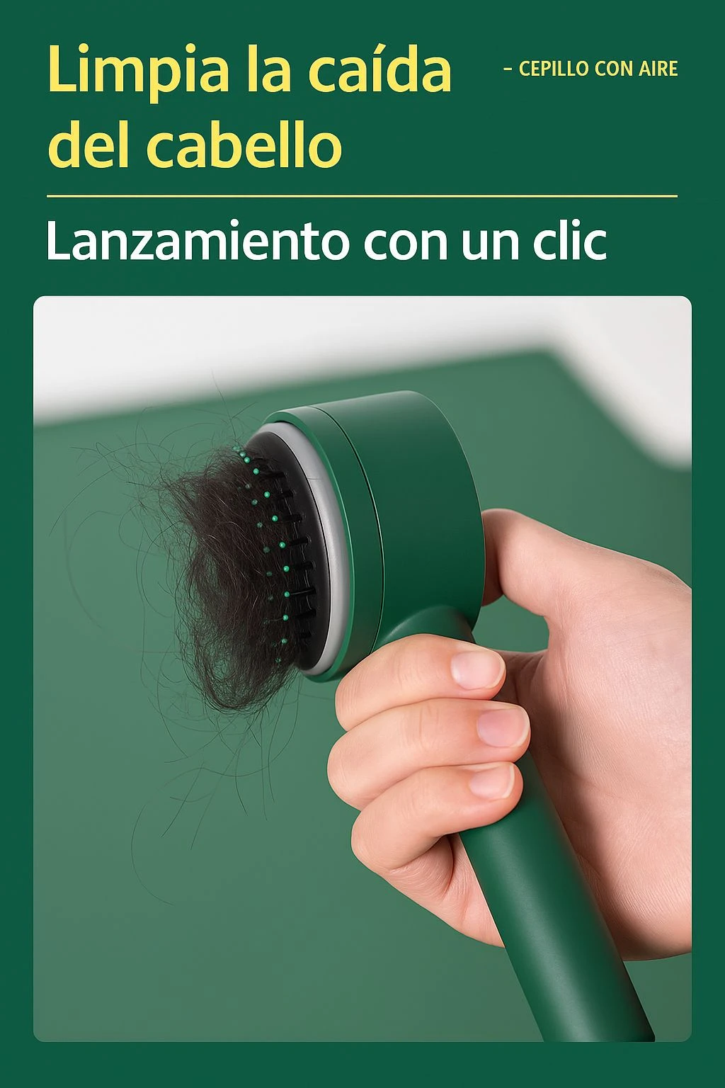 Cepillo de color verde esmeralda con sistema de expulsión de cabello acumulado, sujetado por una mano sobre fondo minimalista del mismo color.