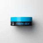 Cera para peinar Level 3 Forming Cream de fijación media, en envase cilíndrico de base negra con tapa azul brillante sobre fondo blanco.