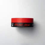 Envase cilíndrico de L3VEL3 Brilliant Cream con tapa roja y base negra, destaca su acabado brillante para fijación flexible de peinados definidos.