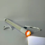 Linterna LED blanca de 27cm con luz frontal naranja, cable USB y cordón.