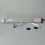 Linterna LED tubular blanca de 27cm con cable USB, cuerda y discos adhesivos.