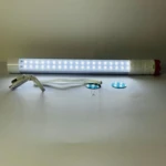 Linterna LED blanca de 27cm con tapa roja, cable USB y dos imanes.