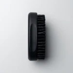 Cepillo de palma suave negro de madera, ideal para el cuidado de la barba.