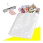 Bolsas empacadoras al vacío transparentes con carnes, salmón, aguacate y granos envasados, y selladora manual sin incluir.