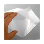 Mano abriendo bolsa empacadora al vacío blanca, material no tejido resistente, ideal para alimentos.