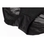 Faja negra de control de abdomen con detalles de malla y costuras reforzadas, vista detallada del tejido.