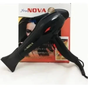 Secador de cabello profesional negro Nova con boquilla concentradora, posicionado frente a su caja original que destaca la función de protección térmica.