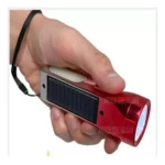 Mini linterna roja USB con panel solar sostenida en mano, ideal para camping.