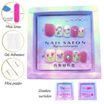 Set de uñas postizas decoradas con flores y gemas, incluye lima de 50mm, gel adhesivo y palito de naranjo. Disponible en diferentes diseños y tamaños.