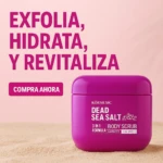 Exfoliante corporal Kormesic Sal de Mar Muerto Lavanda, tarro morado sobre arena, "Exfolia, hidrata, revitaliza".
