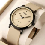 Reloj Scottie 2050 con correa de silicona color beige y esfera crema, diseño minimalista.