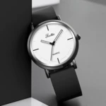 Reloj Scottie 2050 con correa de silicona negra y esfera blanca.
