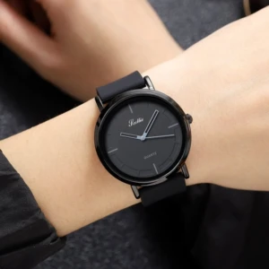 Reloj Scottie negro minimalista en muñeca, correa de silicona, esfera gris, resistente al agua.