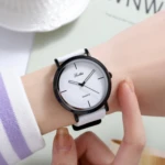 Reloj Scottie 2050 sumergible con correa de silicona blanca, esfera minimalista y detalle "Quartz".