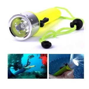 Linterna sumergible amarilla con cordón de seguridad, usada por buzo y bajo el agua.