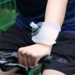 Termo de agua deportivo de silicona flexible para muñeca, con boquilla dispensadora, ideal para ciclistas.