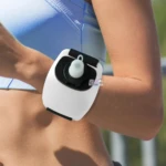 Termo deportivo blanco para muñeca con tapa dispensadora, ideal para hidratación en ejercicio.