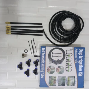 Kit de riego por goteo con manguera negra flexible, boquillas y conectores. Ideal para jardín.