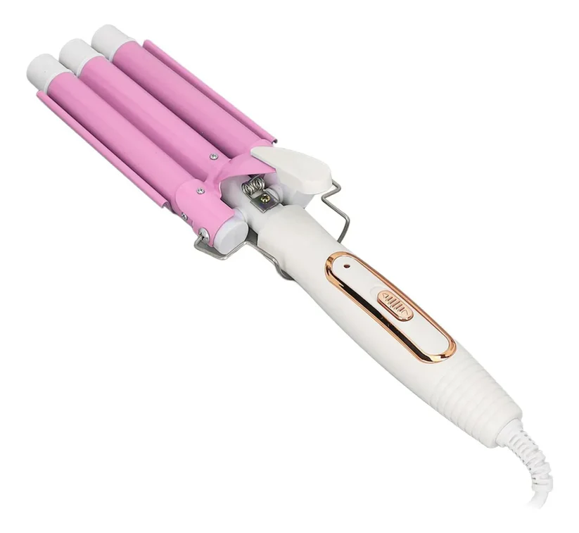Onduladora de cabello con tres tubos en color rosa y mango ergonómico blanco, cuenta con interruptor de temperatura ajustable y cable giratorio.