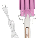 Onduladora de cabello de tres tubos en color rosa con acabado blanco y detalles dorados, incluye cable de alimentación y soporte metálico integrado.