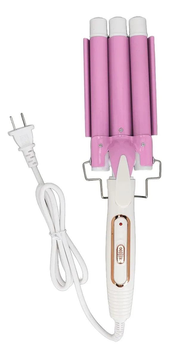 Onduladora de cabello de tres tubos en color rosa con acabado blanco y detalles dorados, incluye cable de alimentación y soporte metálico integrado.