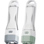 Linterna recargable portátil en gris y verde. Diseño ergonómico con asa y botón de encendido. Ideal para exteriores.