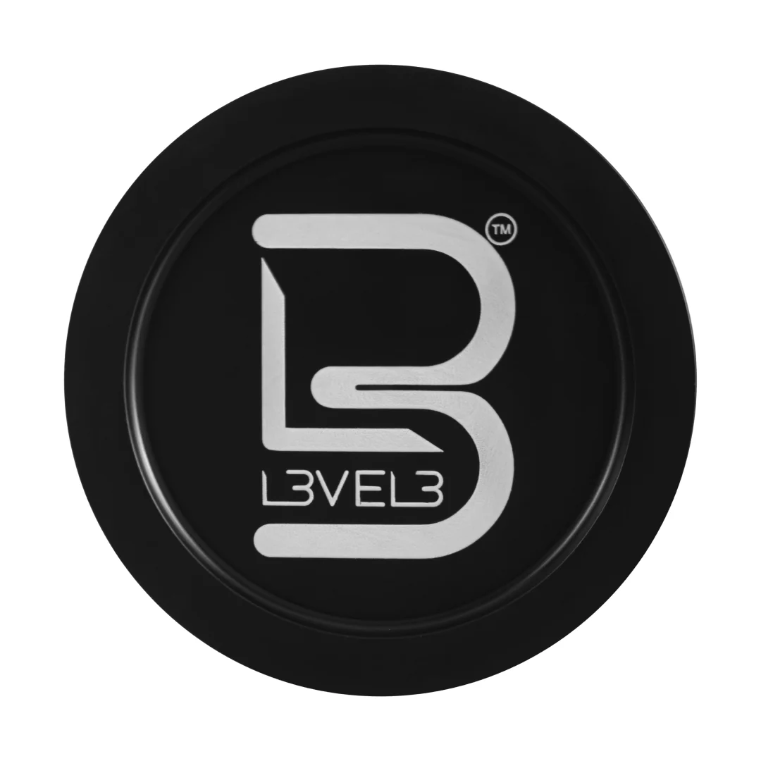Tapa negra circular de gel para cabello L3VEL3 con el logotipo de la marca en letras blancas y estilizadas centradas sobre fondo negro mate.