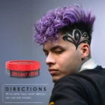 Cera para peinar Brilliant Cream Lv3 de acabado brillante junto a un joven de cabello rizado púrpura con diseño lateral rapado y texto de aplicación.