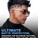 Perfil de joven con corte texturizado y diseño lateral, usando lentes de sol, promocionando cera para peinar con acabado mate y fijación duradera.